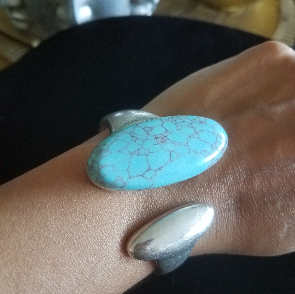 Robert Lee Morris Soho

Sculptural Hinged Bangle